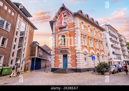 22 luglio 2022, Dusseldorf, Germania: Facciata di bell'edificio con bandiere nel centro storico Foto Stock