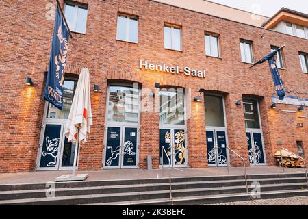 22 luglio 2022, Dusseldorf, Germania: Facciata del bel palazzo Henkel Saal con bandiere nella città vecchia Foto Stock