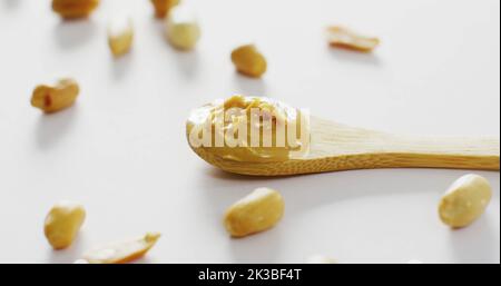 Immagine di primo piano del burro di arachidi su sfondo bianco Foto Stock