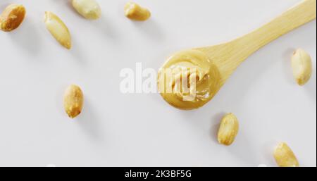 Immagine di primo piano del burro di arachidi su sfondo bianco Foto Stock