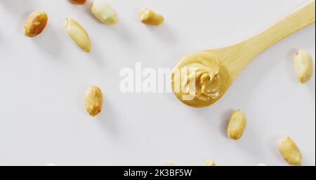 Immagine di primo piano del burro di arachidi su sfondo bianco Foto Stock