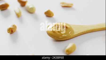 Immagine di primo piano del burro di arachidi su sfondo bianco Foto Stock