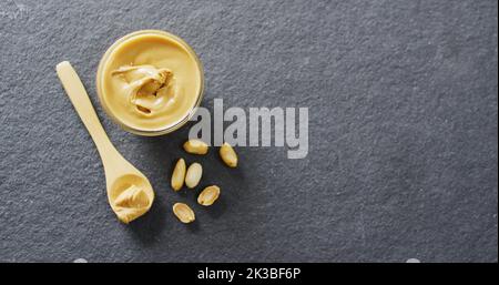 Immagine di primo piano del burro di arachidi su sfondo grigio Foto Stock
