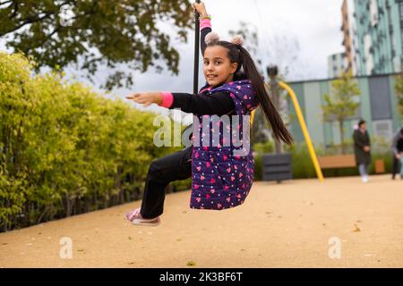 La bambina arrugge su un bungee Foto Stock