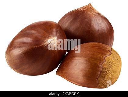 Castagne, isolate su sfondo bianco, percorso di ritaglio, profondità di campo completa Foto Stock