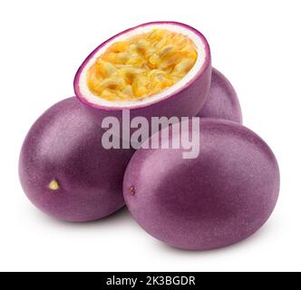 passionfruit isolato su fondo bianco, tracciato di ritaglio, profondità di campo completa Foto Stock