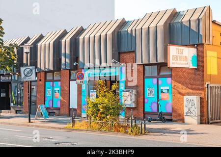 23 luglio 2022, Osnabruck, Germania: Virus Corona e centro medico di test pcr COVID-19 presso la stazione ferroviaria Foto Stock