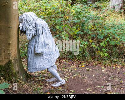 Scultura esterna ragazze piangenti di Laura Ford, Giove Artland, Wilkieston, Edimburgo, West Lothian, Scozia. Foto Stock