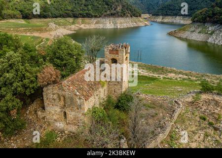 Veduta aerea del bacino idrico di Susqueda nella zona di Sant Martí de Querós durante la siccità estiva del 2022 (Les Guilleries, Girona, Catalogna, Spagna) Foto Stock