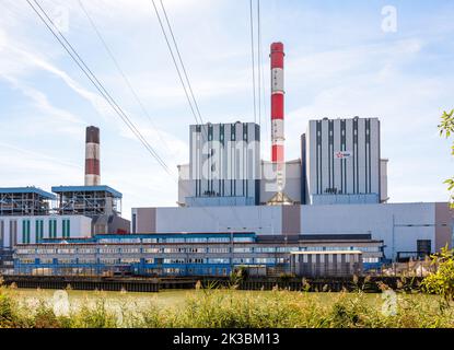 Edificio principale della centrale a carbone del FES di Cordemais, vicino a Nantes, Francia, in una giornata estiva di sole. Foto Stock