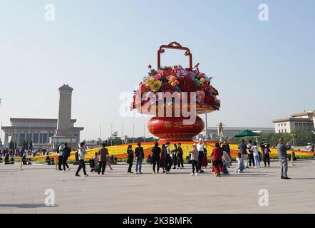 Pechino, Cina. 25th Set, 2022. La foto scattata il 25 settembre 2022 mostra un 'cesto di fiori' in Piazza Tian'anmen a Pechino, capitale della Cina. L'esposizione alta 18 metri a forma di cesto di fiori è collocata in Piazza Tian'anmen come decorazione per la prossima festa della Giornata Nazionale. Credit: Ren Chao/Xinhua/Alamy Live News Foto Stock