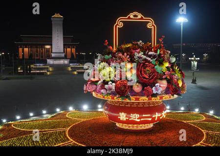 Pechino, Cina. 25th Set, 2022. La foto scattata il 25 settembre 2022 mostra un 'cesto di fiori' in Piazza Tian'anmen a Pechino, capitale della Cina. L'esposizione alta 18 metri a forma di cesto di fiori è collocata in Piazza Tian'anmen come decorazione per la prossima festa della Giornata Nazionale. Credit: Chen Zhonghao/Xinhua/Alamy Live News Foto Stock