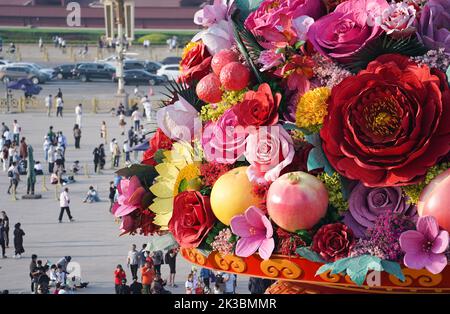 Pechino, Cina. 25th Set, 2022. La foto scattata il 25 settembre 2022 mostra una parte di un 'cesto di fiori' in Piazza Tian'anmen a Pechino, capitale della Cina. L'esposizione alta 18 metri a forma di cesto di fiori è collocata in Piazza Tian'anmen come decorazione per la prossima festa della Giornata Nazionale. Credit: Chen Zhonghao/Xinhua/Alamy Live News Foto Stock