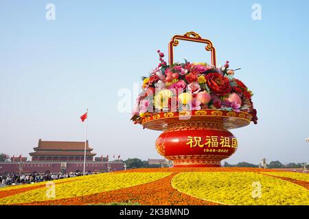 Pechino, Cina. 25th Set, 2022. La foto scattata il 25 settembre 2022 mostra un 'cesto di fiori' in Piazza Tian'anmen a Pechino, capitale della Cina. L'esposizione alta 18 metri a forma di cesto di fiori è collocata in Piazza Tian'anmen come decorazione per la prossima festa della Giornata Nazionale. Credit: Chen Zhonghao/Xinhua/Alamy Live News Foto Stock