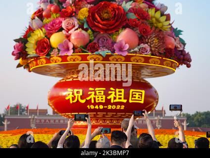 Pechino, Cina. 25th Set, 2022. I turisti scattano foto di un 'cesto di fiori' a Piazza Tian'anmen a Pechino, capitale della Cina, 25 settembre 2022. L'esposizione alta 18 metri a forma di cesto di fiori è collocata in Piazza Tian'anmen come decorazione per la prossima festa della Giornata Nazionale. Credit: Chen Zhonghao/Xinhua/Alamy Live News Foto Stock