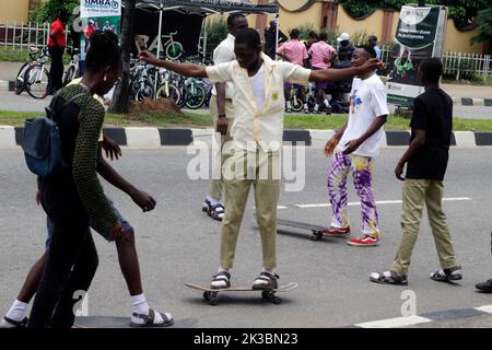 Lagos festeggia il 2022° giorno mondiale di auto libere a Lagos, Nigeria. 25th Set, 2022. I bambini della scuola imparano a pattinare ad Alusa mentre il governo dello Stato di Lagos celebra il 2022° giorno mondiale delle auto libere ad Alusa, Ikeja, Lagos, Nigeria, domenica 25 2022 settembre. Il governo statale ha dichiarato di aver incluso un parcheggio per biciclette in alcune delle sue infrastrutture stradali per incoraggiare un piano di trasporto non motorizzato e migliorare la forma fisica dei cittadini. Credit: Adekunle Ajayi/Alamy Live News Foto Stock