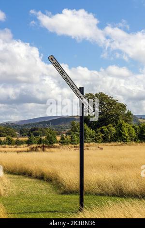 Segno che mostra la distanza dal pianeta Terra a Giove, Giove Artland, Wilkieston, Edimburgo, West Lothian, Scozia. Foto Stock