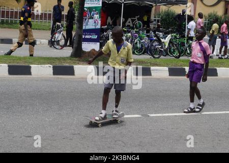 Lagos festeggia il 2022° giorno mondiale di auto libere a Lagos, Nigeria. 25th Set, 2022. Un allievo impara a pattinare ad Alusa mentre il governo dello Stato di Lagos celebra la 2022 Giornata Mondiale delle Auto libere ad Alusa, Ikeja, Lagos, Nigeria, domenica 25 2022 settembre. Il governo statale ha dichiarato di aver incluso un parcheggio per biciclette in alcune delle sue infrastrutture stradali per incoraggiare un piano di trasporto non motorizzato e migliorare la forma fisica dei cittadini. Credit: Adekunle Ajayi/Alamy Live News Foto Stock