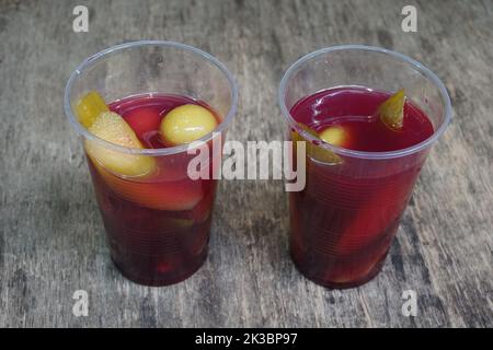 sottaceti e succo di sottaceti in vetro di plastica Foto Stock