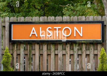 Stazione segno a Alston sulla South Tynedale Railway a Cumbria, Regno Unito Foto Stock