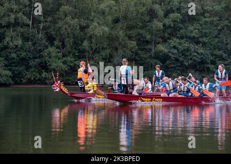 OLDENZAAL, PAESI BASSI - 10 SETTEMBRE 2022: Gare di dragon Boat per scopi di beneficenza. Un drago barca è una moto d'acqua a motore umano proveniente dal Foto Stock