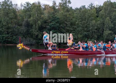 OLDENZAAL, PAESI BASSI - 10 SETTEMBRE 2022: Gare di dragon Boat per scopi di beneficenza. Un drago barca è una moto d'acqua a motore umano proveniente dal Foto Stock