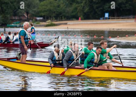 OLDENZAAL, PAESI BASSI - 10 SETTEMBRE 2022: Gare di dragon Boat per scopi di beneficenza. Un drago barca è una moto d'acqua a motore umano proveniente dal Foto Stock