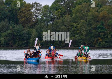 OLDENZAAL, PAESI BASSI - 10 SETTEMBRE 2022: Gare di dragon Boat per scopi di beneficenza. Un drago barca è una moto d'acqua a motore umano proveniente dal Foto Stock