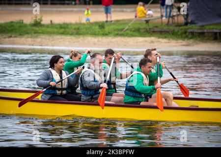 OLDENZAAL, PAESI BASSI - 10 SETTEMBRE 2022: Gare di dragon Boat per scopi di beneficenza. Un drago barca è una moto d'acqua a motore umano proveniente dal Foto Stock