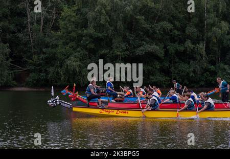 OLDENZAAL, PAESI BASSI - 10 SETTEMBRE 2022: Gare di dragon Boat per scopi di beneficenza. Un drago barca è una moto d'acqua a motore umano proveniente dal Foto Stock