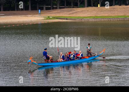 OLDENZAAL, PAESI BASSI - 10 SETTEMBRE 2022: Gare di dragon Boat per scopi di beneficenza. Un drago barca è una moto d'acqua a motore umano proveniente dal Foto Stock