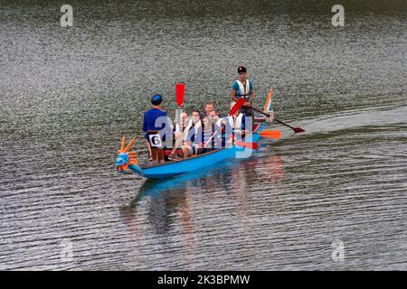 OLDENZAAL, PAESI BASSI - 10 SETTEMBRE 2022: Gare di dragon Boat per scopi di beneficenza. Un drago barca è una moto d'acqua a motore umano proveniente dal Foto Stock