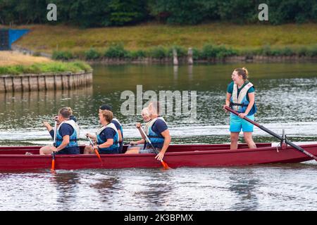 OLDENZAAL, PAESI BASSI - 10 SETTEMBRE 2022: Gare di dragon Boat per scopi di beneficenza. Un drago barca è una moto d'acqua a motore umano proveniente dal Foto Stock