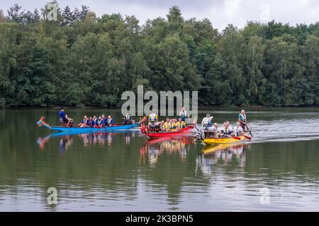 OLDENZAAL, PAESI BASSI - 10 SETTEMBRE 2022: Gare di dragon Boat per scopi di beneficenza. Un drago barca è una moto d'acqua a motore umano proveniente dal Foto Stock