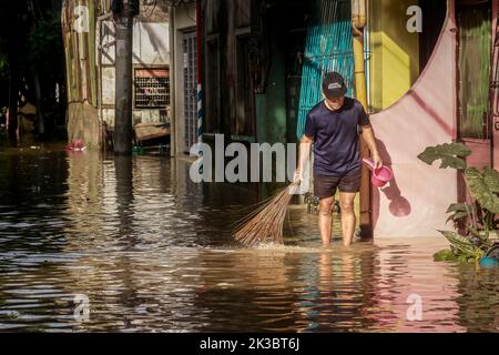 Marikina, Filippine. 26th Set, 2022. Super tifone vittima pulisce la sua casa dopo il vento infuriante e la pioggia di Noru. Super Typhoon Noru nome locale come karding martoriato nella massa di Luzon isola nelle Filippine. Noru con il vento di 140 chilometri all'ora vicino al centro e la raziosità di fino a 170 chilometri all'ora che costringe l'evacuazione di migliaia di individui specialmente in zone di bacino appena colpite e di cattura. Credit: SOPA Images Limited/Alamy Live News Foto Stock