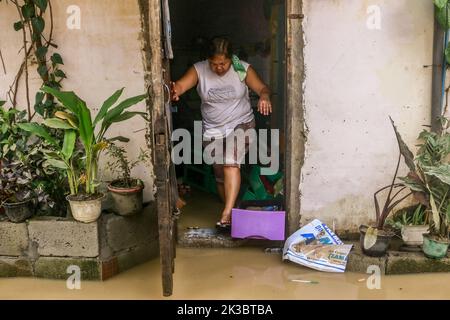 Marikina, Filippine. 26th Set, 2022. Super tifone vittima pulisce la sua casa dopo il vento infuriante e la pioggia di Noru. Super Typhoon Noru nome locale come karding martoriato nella massa di Luzon isola nelle Filippine. Noru con il vento di 140 chilometri all'ora vicino al centro e la raziosità di fino a 170 chilometri all'ora che costringe l'evacuazione di migliaia di individui specialmente in zone di bacino appena colpite e di cattura. Credit: SOPA Images Limited/Alamy Live News Foto Stock