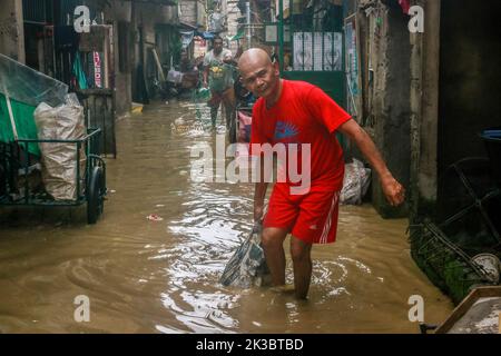 Marikina, Filippine. 26th Set, 2022. Super tifone vittime pulire le loro case dopo il vento infuriante e la pioggia di Noru. Super Typhoon Noru nome locale come karding martoriato nella massa di Luzon isola nelle Filippine. Noru con il vento di 140 chilometri all'ora vicino al centro e la raziosità di fino a 170 chilometri all'ora che costringe l'evacuazione di migliaia di individui specialmente in zone di bacino appena colpite e di cattura. Credit: SOPA Images Limited/Alamy Live News Foto Stock