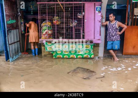 Marikina, Filippine. 26th Set, 2022. Super tifone vittime pulire le loro case dopo il vento infuriante e la pioggia di Noru. Super Typhoon Noru nome locale come karding martoriato nella massa di Luzon isola nelle Filippine. Noru con il vento di 140 chilometri all'ora vicino al centro e la raziosità di fino a 170 chilometri all'ora che costringe l'evacuazione di migliaia di individui specialmente in zone di bacino appena colpite e di cattura. Credit: SOPA Images Limited/Alamy Live News Foto Stock