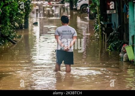 Marikina, Filippine. 26th Set, 2022. Super tifone vittima cammina su una zona allagata per tornare sulle loro proprietà dopo il infuriato di Noru. Super Typhoon Noru nome locale come karding martoriato nella massa di Luzon isola nelle Filippine. Noru con il vento di 140 chilometri all'ora vicino al centro e la raziosità di fino a 170 chilometri all'ora che costringe l'evacuazione di migliaia di individui specialmente in zone di bacino appena colpite e di cattura. Credit: SOPA Images Limited/Alamy Live News Foto Stock