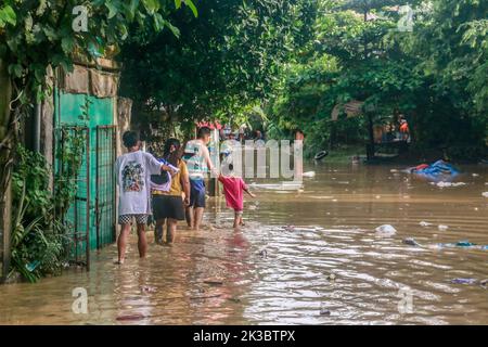 Marikina, Filippine. 26th Set, 2022. Le vittime del tifone super camminano su una zona allagata per tornare sulle loro proprietà dopo l'infuriato di Noru. Super Typhoon Noru nome locale come karding martoriato nella massa di Luzon isola nelle Filippine. Noru con il vento di 140 chilometri all'ora vicino al centro e la raziosità di fino a 170 chilometri all'ora che costringe l'evacuazione di migliaia di individui specialmente in zone di bacino appena colpite e di cattura. (Foto di Ryan Eduard Benaid/SOPA Images/Sipa USA) Credit: Sipa USA/Alamy Live News Foto Stock