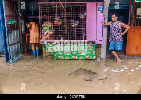 Marikina, Filippine. 26th Set, 2022. Super tifone vittime pulire le loro case dopo il vento infuriante e la pioggia di Noru. Super Typhoon Noru nome locale come karding martoriato nella massa di Luzon isola nelle Filippine. Noru con il vento di 140 chilometri all'ora vicino al centro e la raziosità di fino a 170 chilometri all'ora che costringe l'evacuazione di migliaia di individui specialmente in zone di bacino appena colpite e di cattura. (Foto di Ryan Eduard Benaid/SOPA Images/Sipa USA) Credit: Sipa USA/Alamy Live News Foto Stock