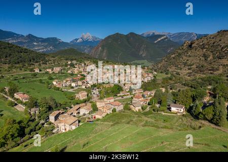 Veduta aerea della città di Sant Julià de Cerdanyola e della regione Alt Berguedà. Sullo sfondo, il massiccio della Pedraforca (Berguedà, Catalogna, Spagna) Foto Stock