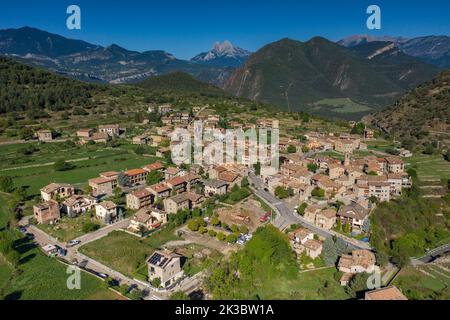 Veduta aerea della città di Sant Julià de Cerdanyola e della regione Alt Berguedà. Sullo sfondo, il massiccio della Pedraforca (Berguedà, Catalogna, Spagna) Foto Stock