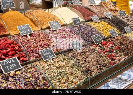Tisane colorate riprese dal bazar di Mısır, tisane antinfluenzali e tosse, tisane tradizionali a Istanbul, shopping in un bazar turco, prodotti a base di erbe Foto Stock