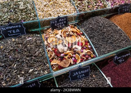 Colorato tè alle erbe riprese dal bazar Mısır stand, tè tradizionali a Istanbul, shopping in bazar turco, prodotti a base di erbe in stand mercato arcade Foto Stock