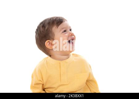 Bambino felice pensivo che guarda in su isolato su sfondo bianco Foto Stock