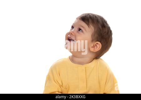 Bambino felice pensivo che guarda in su isolato su sfondo bianco Foto Stock