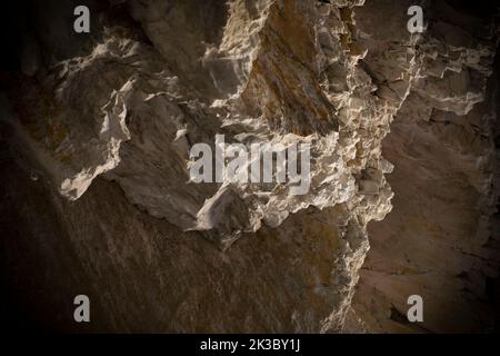 Uno sguardo da vicino alle pietre all'interno della grotta Myrtos a Cefalonia Foto Stock