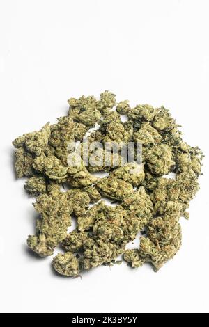 marijuana medicinale tailandese fiori di cannabis su sfondo bianco in thailandia Foto Stock