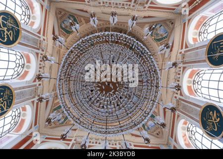 Bella cupola con lampadario nella moschea di Ortakoy, interno della moschea di Ortakoy, antica struttura islamica a Istanbul, cupola con mosaico e decorazioni Foto Stock